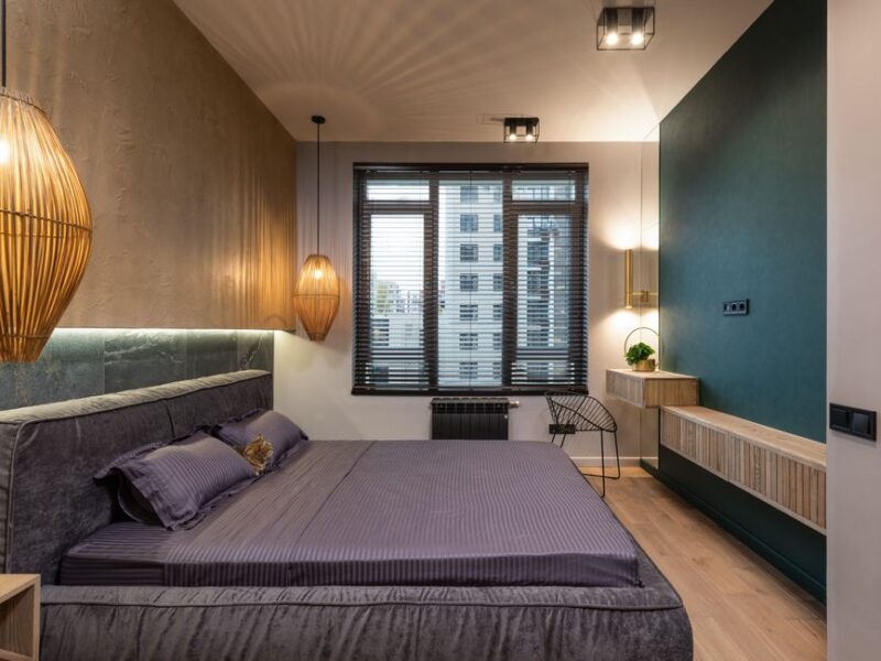 Plafonnier élégant dans une chambre adulte moderne, créant une atmosphère chaleureuse et chic.